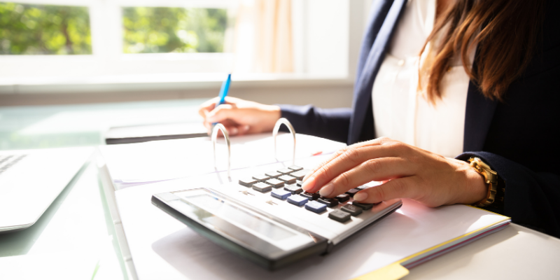 mulher calculando quantidade de operadores de check in